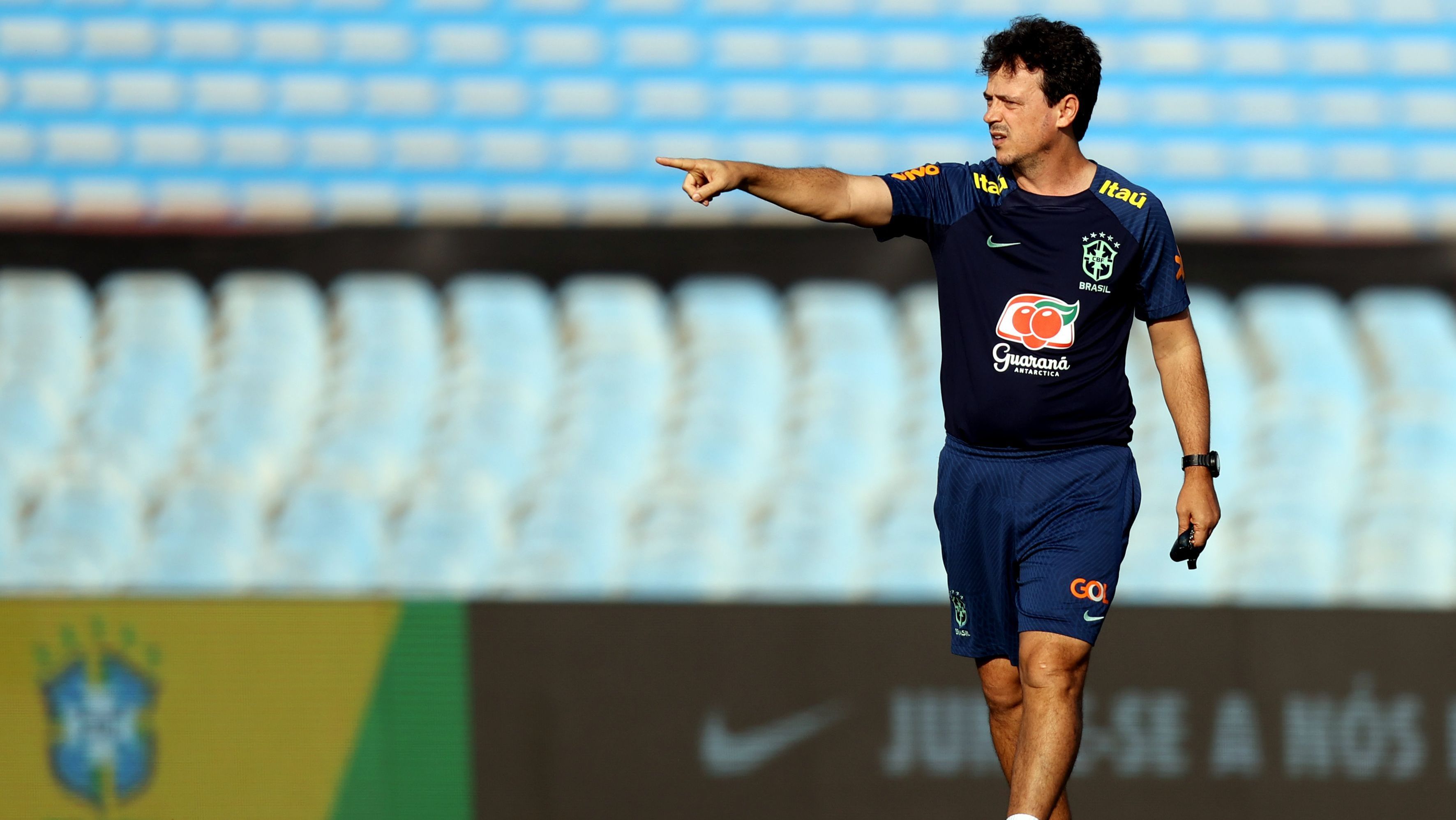 Fernando Diniz em treino da Seleção Brasileira