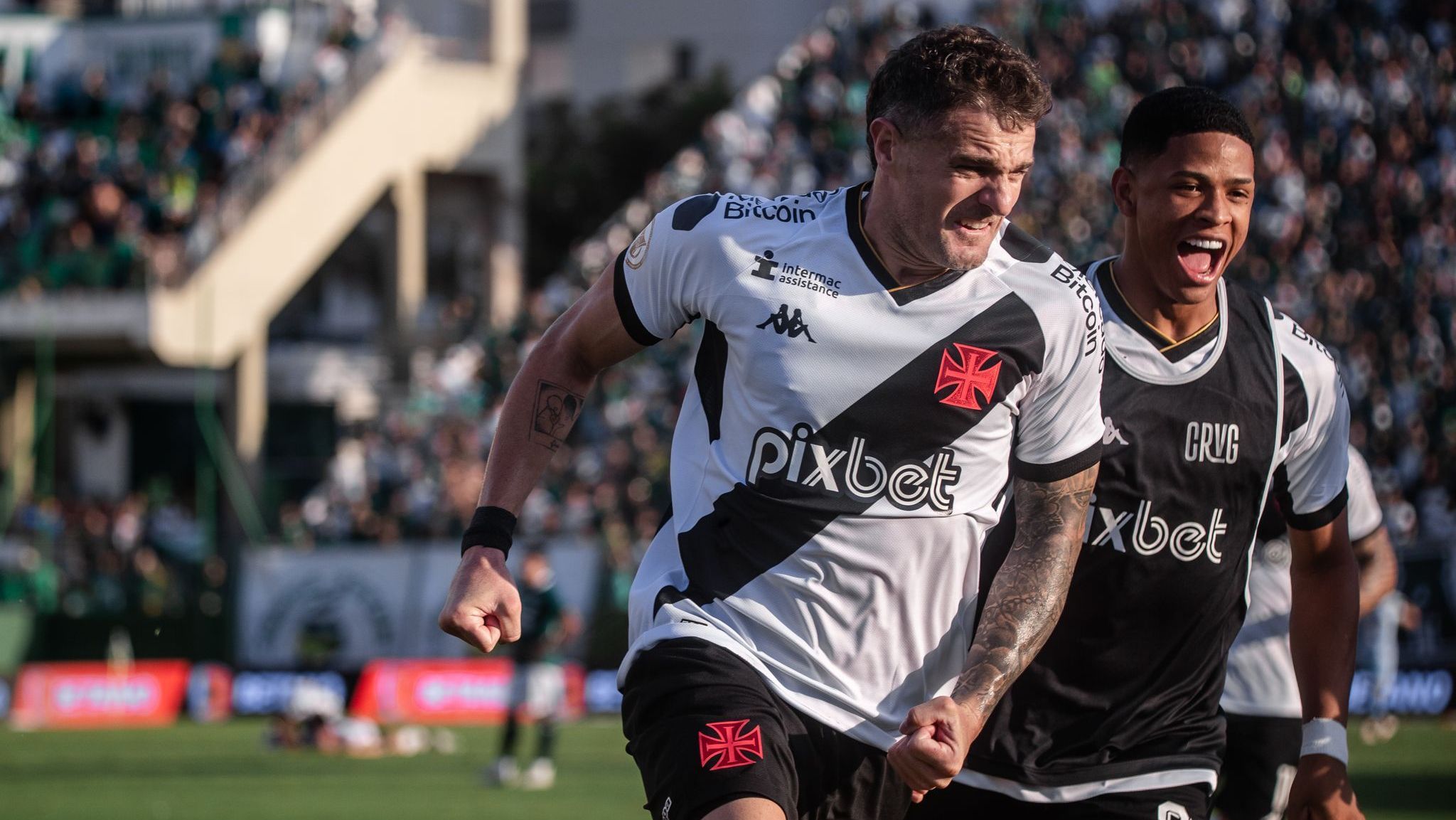 Vegetti em campo na partida entre Goiás e Vasco
