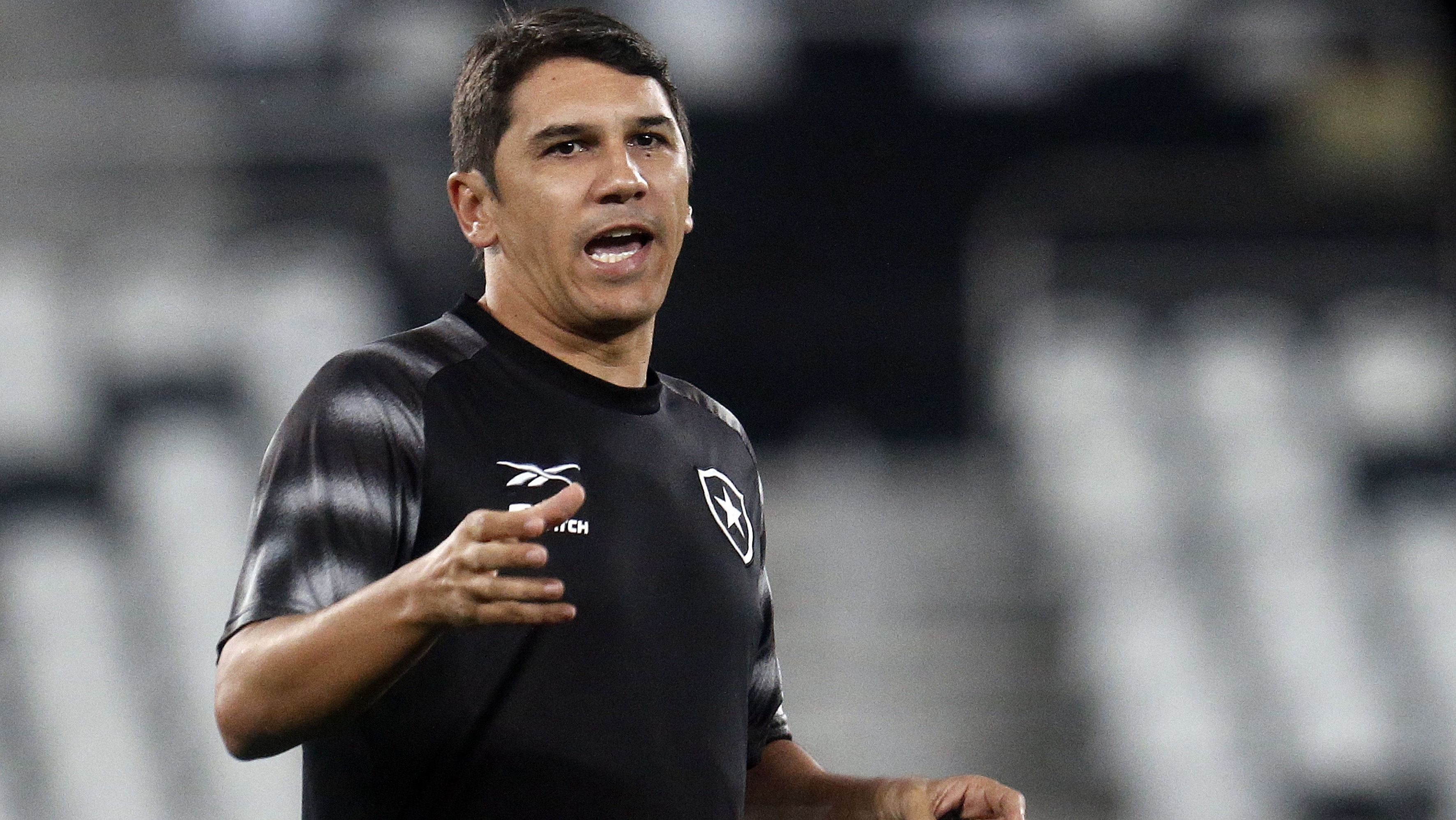 Lúcio Flávio técnico do Botafogo durante treino da equipe