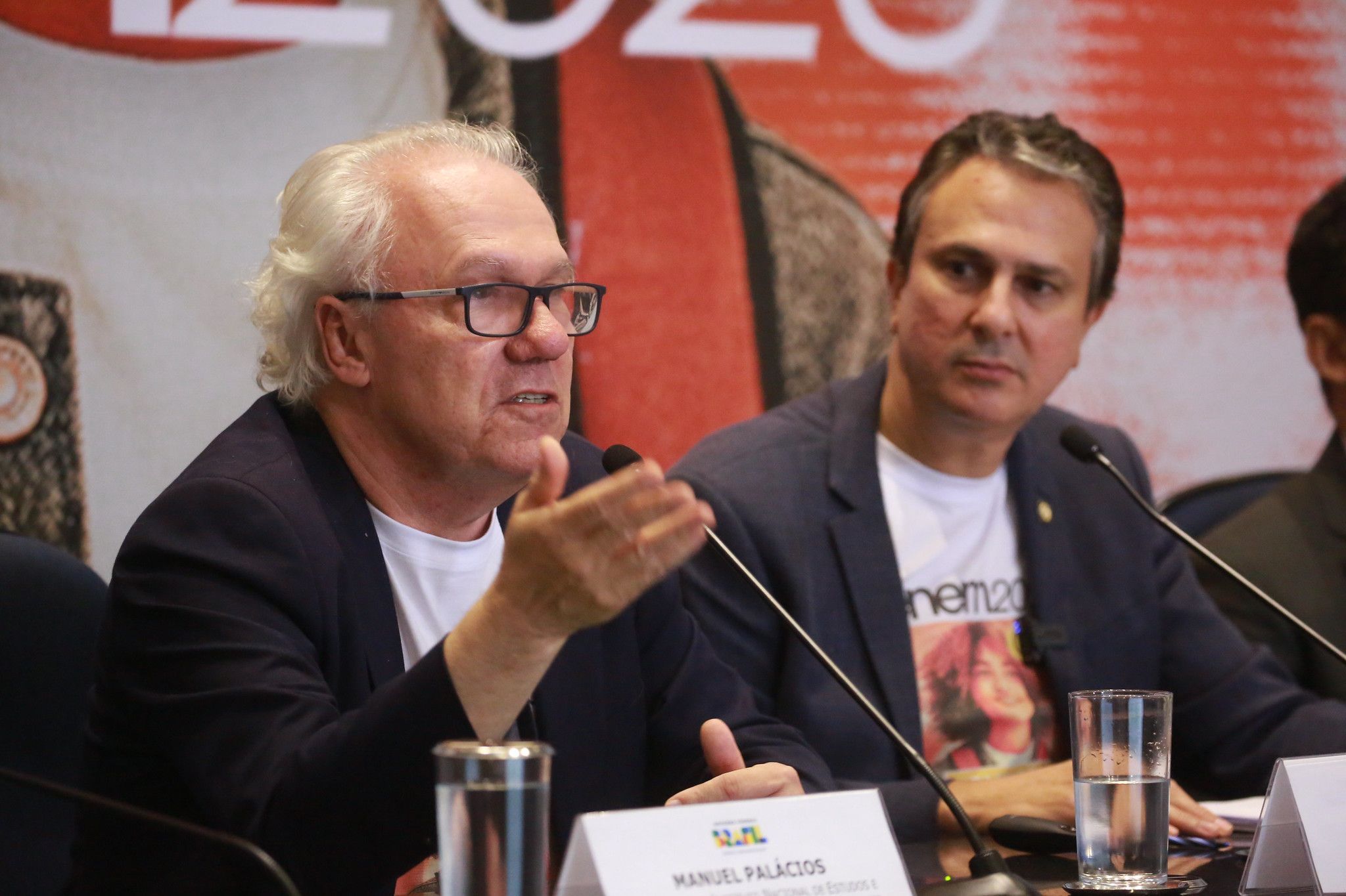O presidente do Inep, Manuel Palacios (à esq.) ao lado do ministro da Educação, Camilo Santana, durante entrevista coletiva sobre o Enem 2023