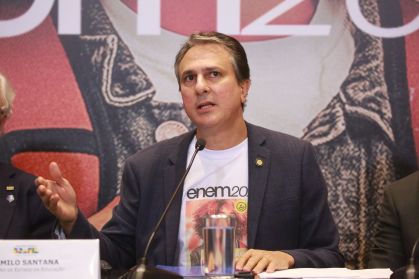 O ministro da Educação, Camilo Santana, durante entrevista coletiva sobre o Exame Nacional do Ensino Médio (Enem)