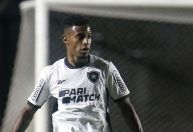 Tchê Tchê, do Botafogo, recebe pontos na perna após entrada de Hugo Moura
