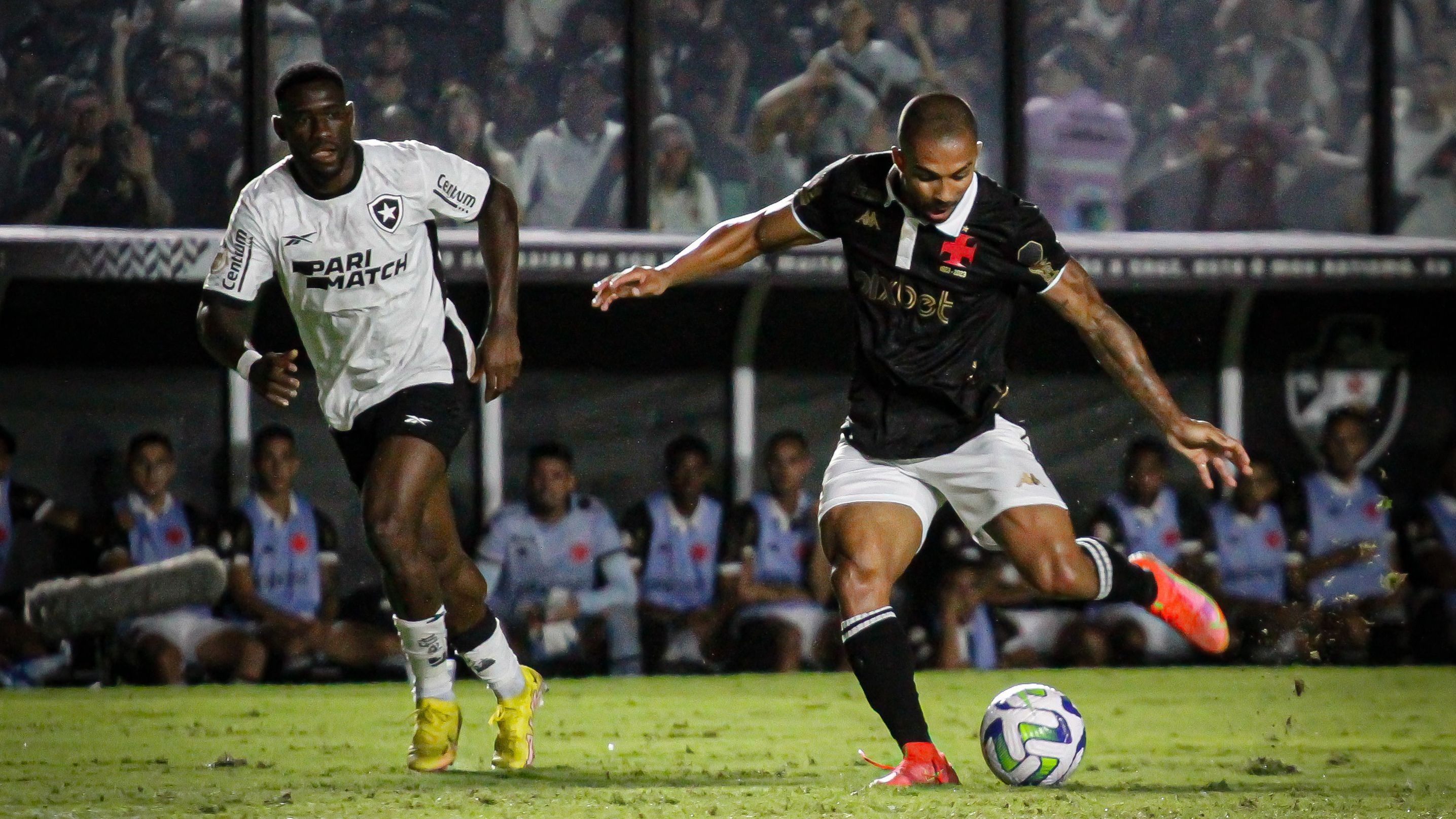 Paulo Henrique marcou o gol da vitória do Vasco sobre o Botafogo