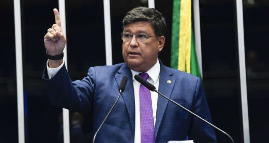 O senador Carlos Viana (Podemos-MG) durante fala no plenário do Senado