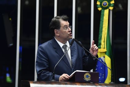 O senador Eduardo Braga (MDB-AM) em discurso à tribuna