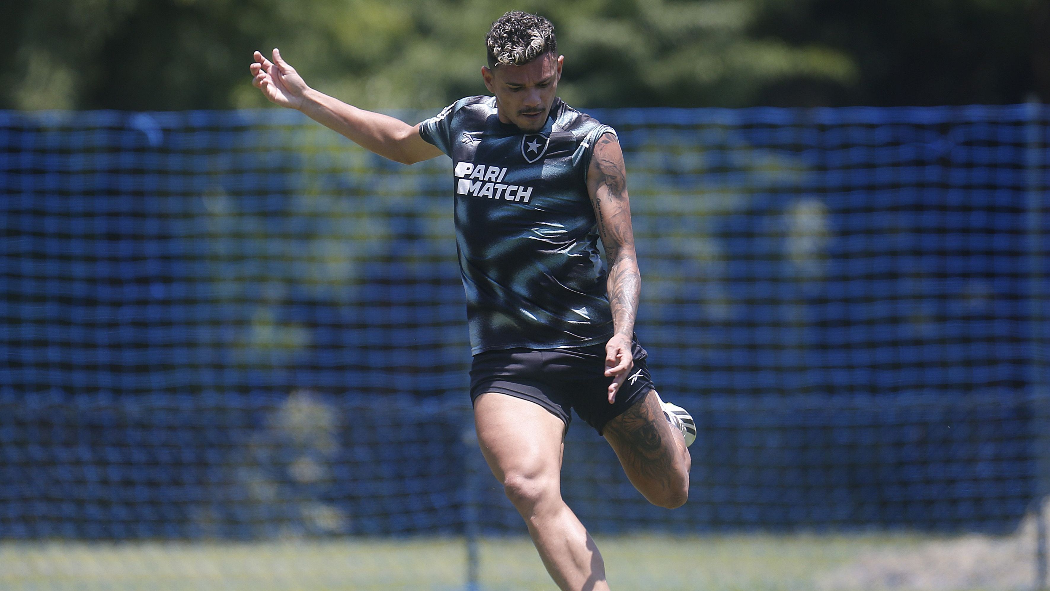 Tiquinho Soares em treino do Botafogo