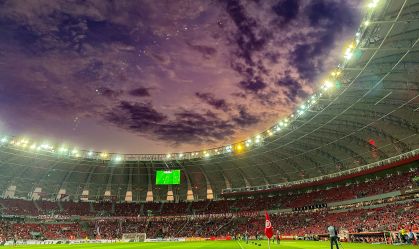 Torcida do Inter se revolta com eliminação na Sul-Americana e tenta invadir gramado