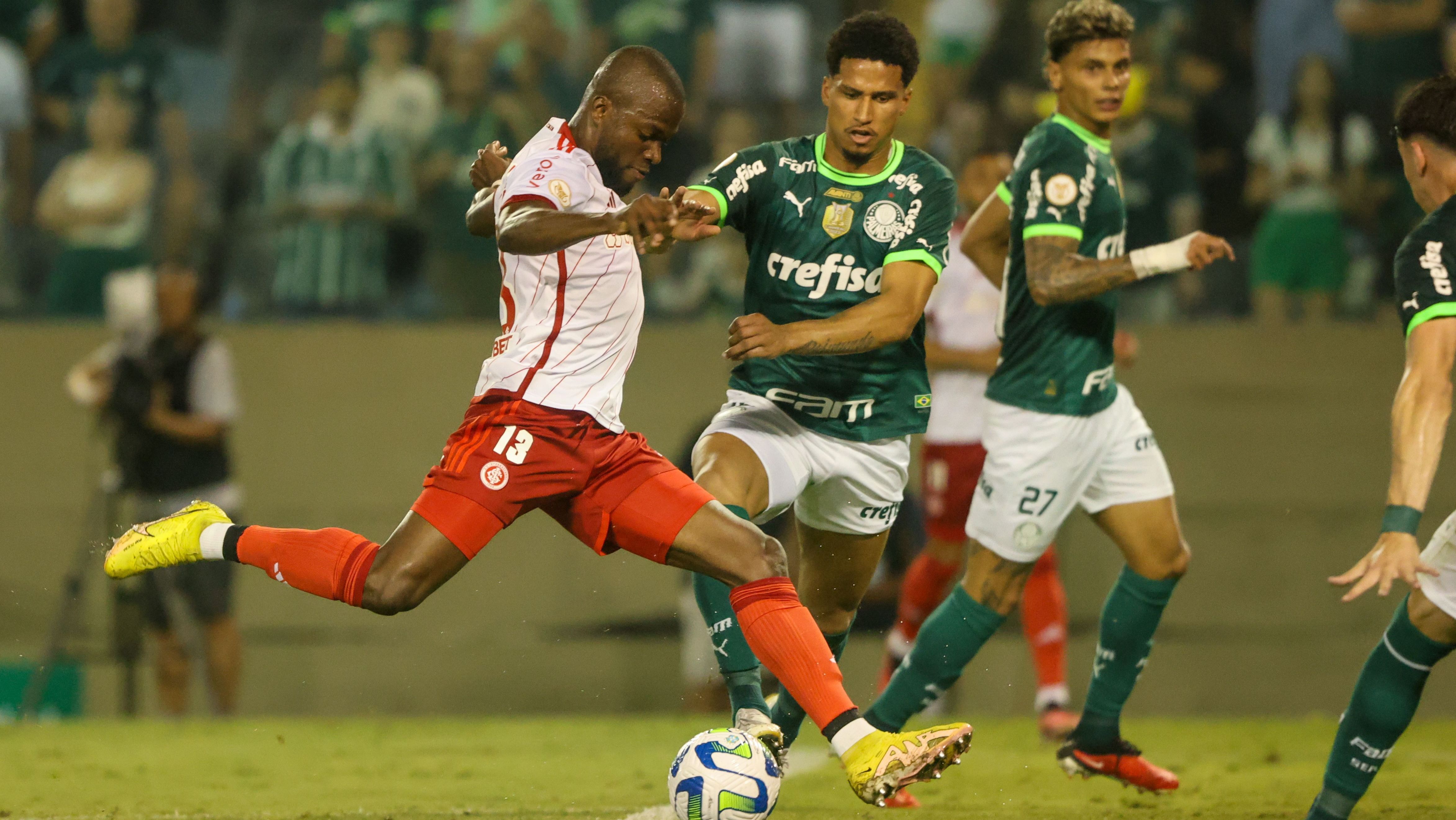 Enner Valencia em jogo contra o Palmeiras
