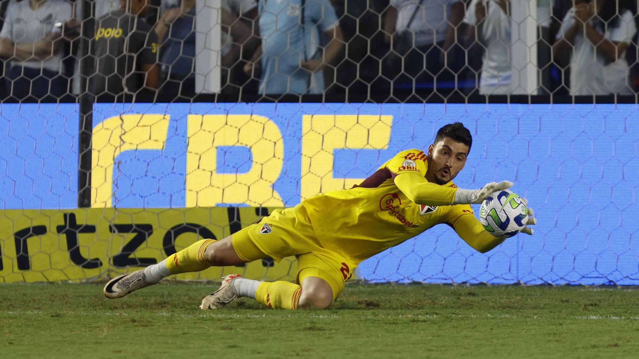Rafael em partida contra o Santos pelo Campeonato Brasileiro