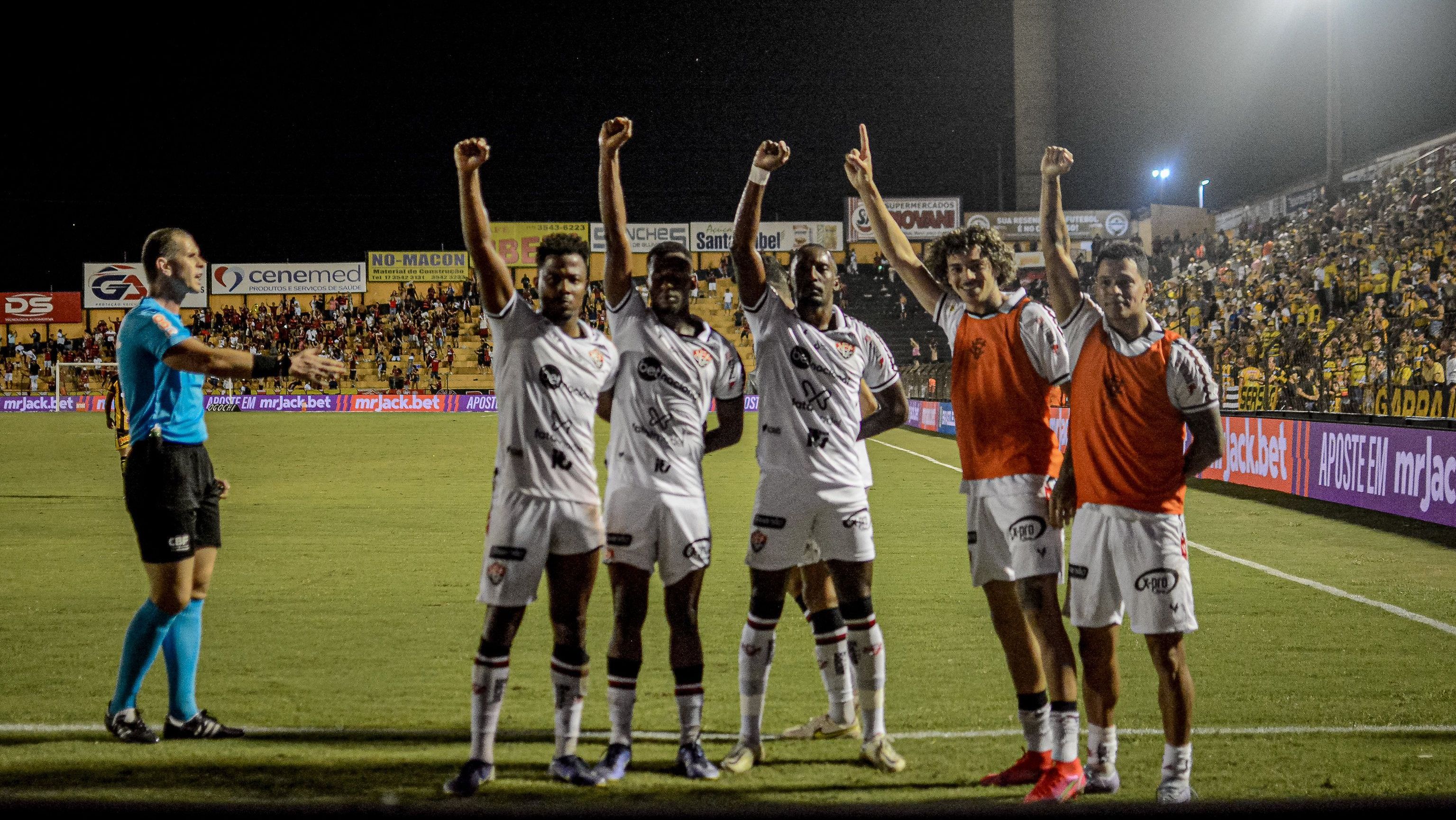 Jogadores do Vitória comemoram gol no triunfo sobre o Novorizontino