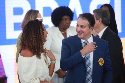 Os ministros Anielle Franco e Camilo Santana durante evento do governo nesta segunda-feira (13)