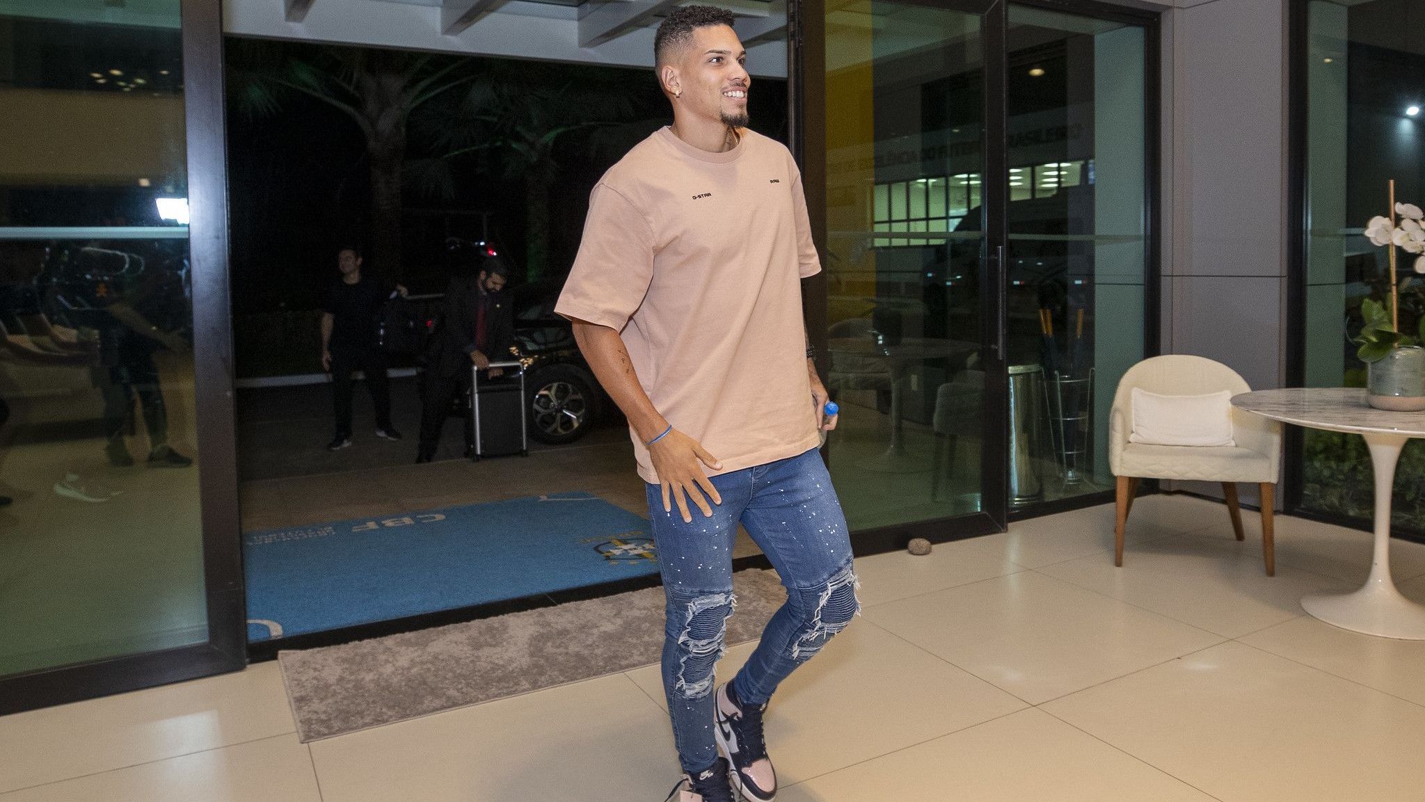 Paulinho na chegada aos treinos da Seleção Brasileira na Granja Comary