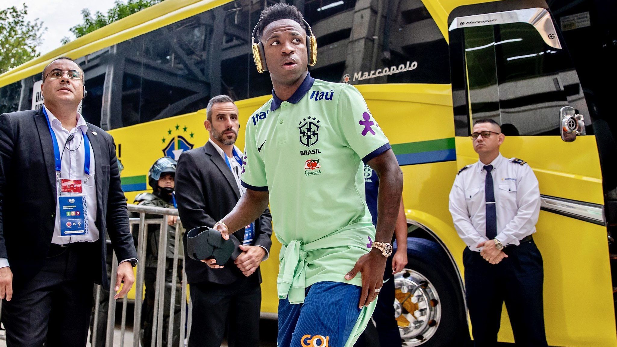 Vinicius Júnior chega para o duelo contra a Colômbia
