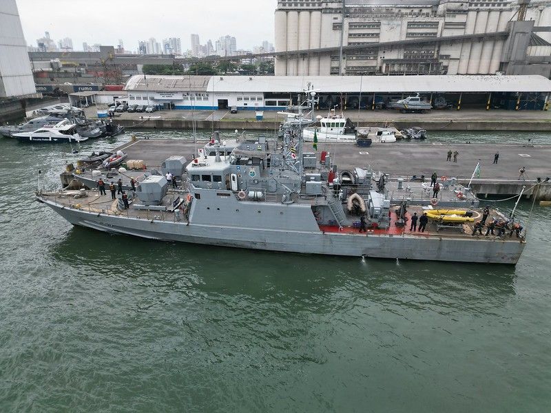 Navio patrulha da Marinha no porto de Santos (SP)