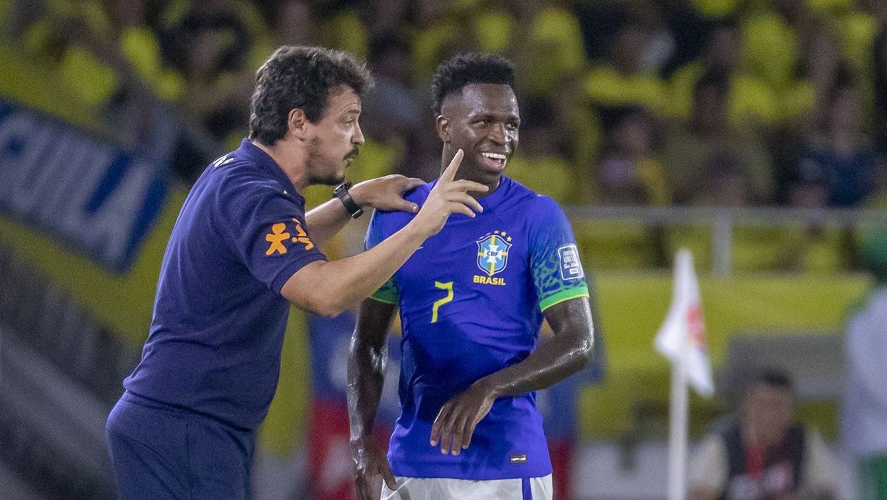 Fernando Diniz conversa com Vinicius Júnior na derrota do Brasil para a Colômbia
