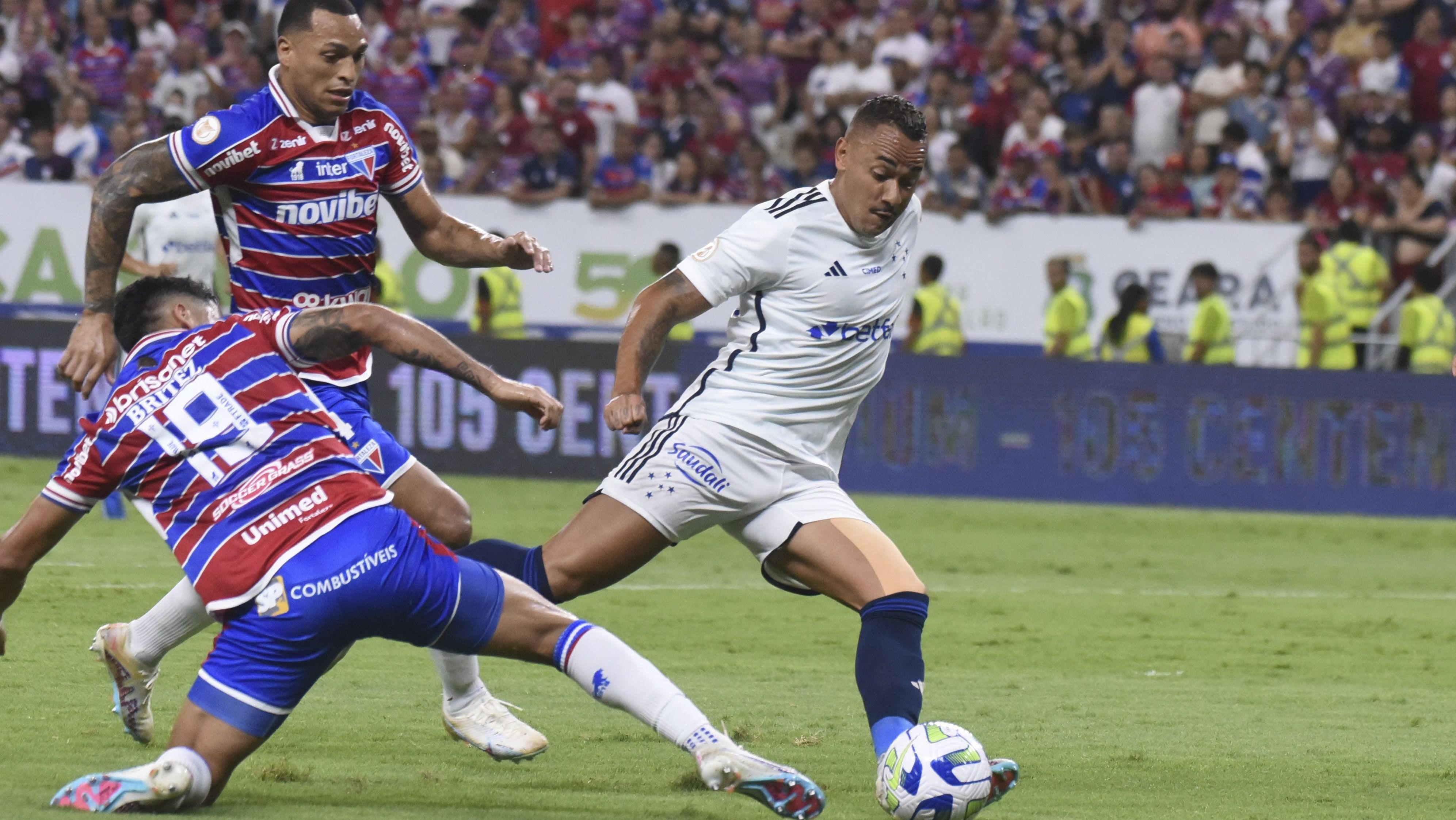 Jogadores de Cruzeiro e Fortaleza em disputa de bola
