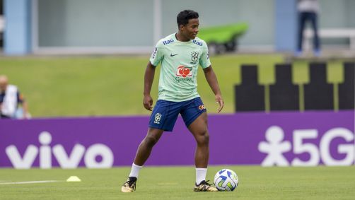 Endrick durante treino da Seleção Brasileira em Teresópolis