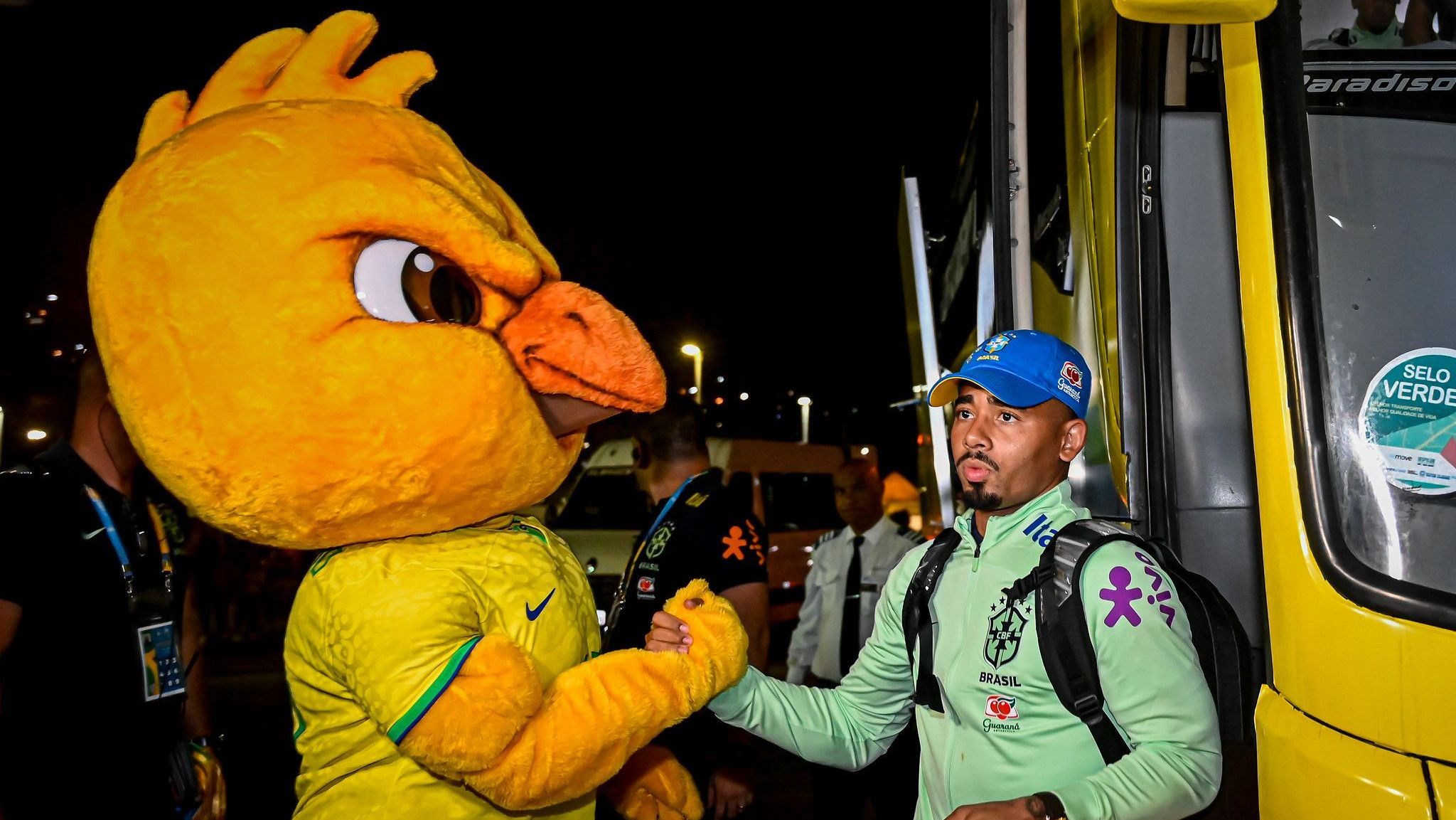 Gabriel Jesus cumprimenta mascote da Seleção, Canarinho