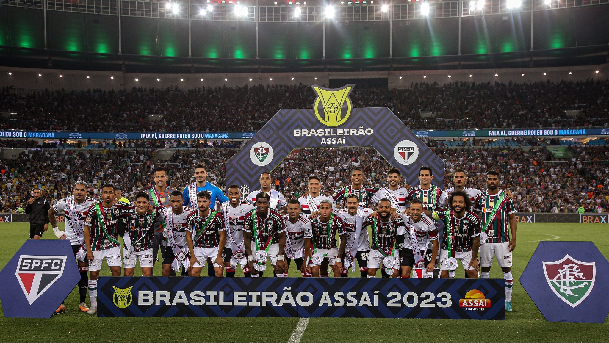 Jogadores de Fluminense e São Paulo com as faixas de campeões trocadas antes do jogo no Maracanã