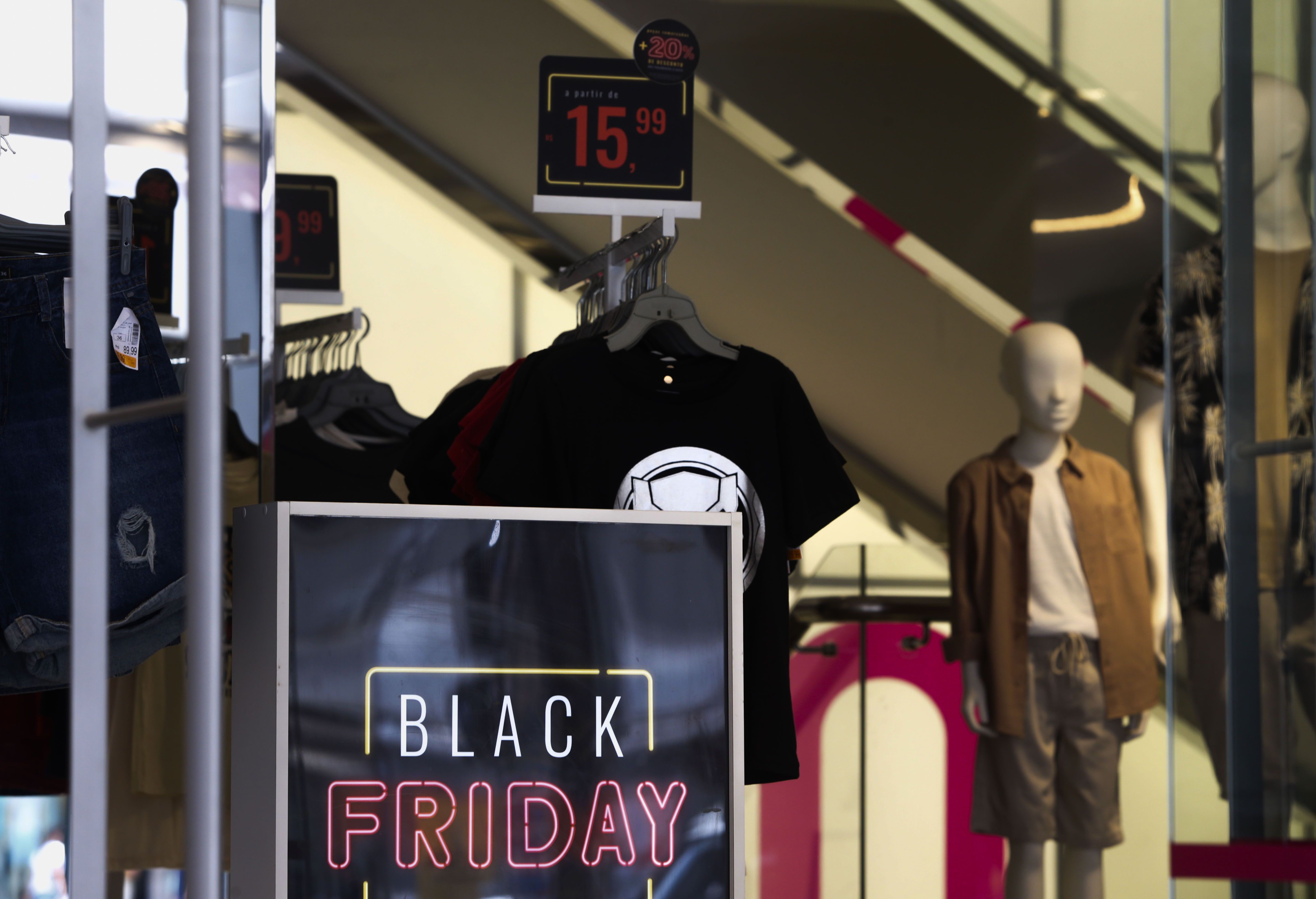 São Paulo, (SP) - Fachada de lojas na Avenida Paulista com ofertas da Black Friday. Foto: Paulo Pinto/Agência Brasil