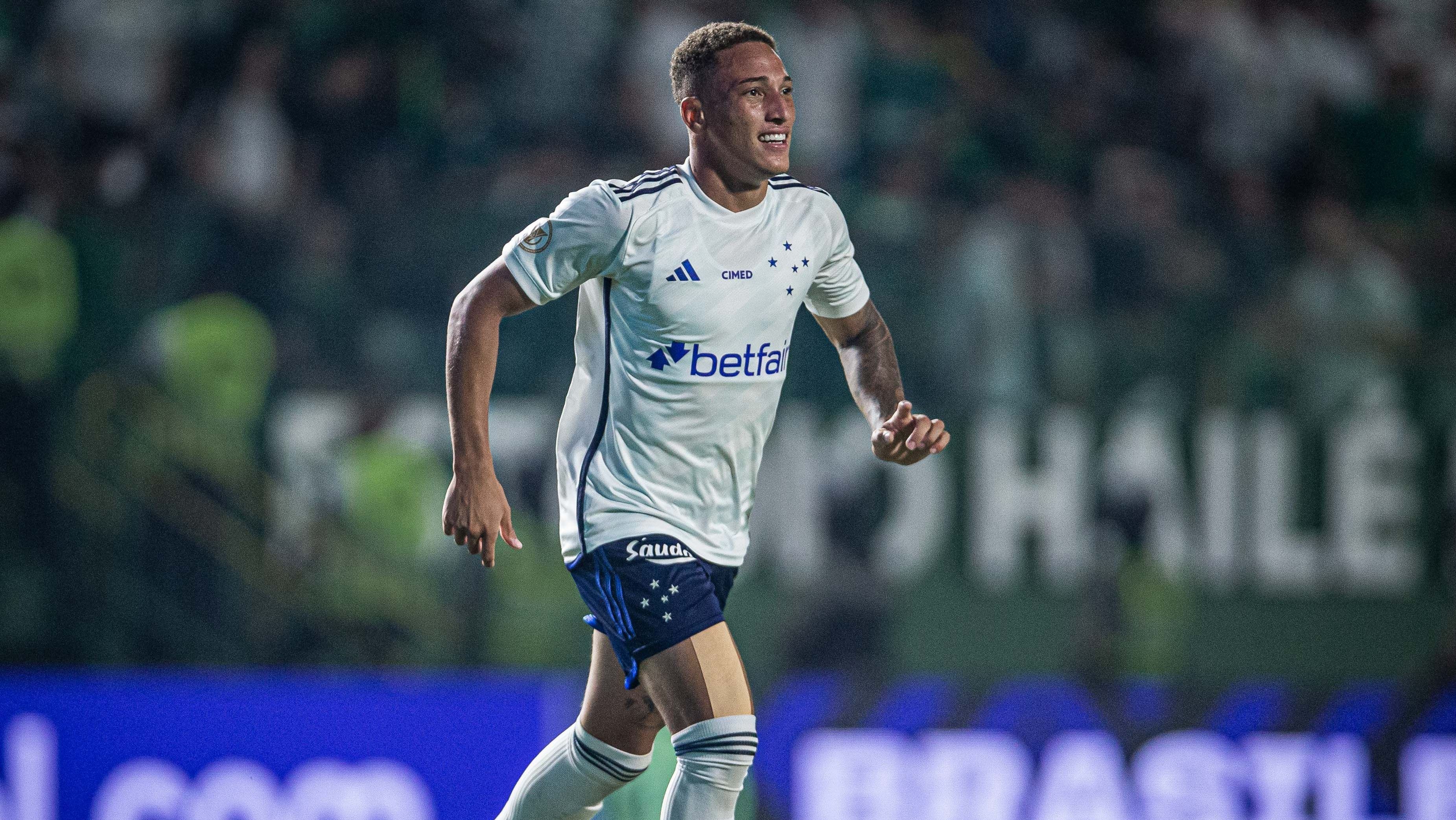 Robert marcou o gol da vitória do Cruzeiro aos 50 minutos do segundo tempo