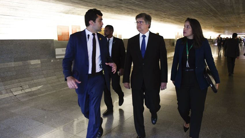 Gonet caminha pelo "túnel do tempo", no Senado, durante visita a parlamentares / 29/11/2023 - Roque de Sá/Agência Senado