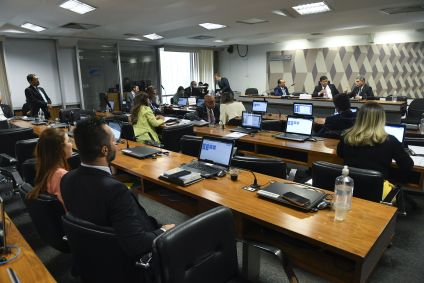 Senadores reunidos na Comissão de Constituição e Justiça (CCJ)