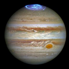 Imagem de Júpiter capturada com o Telescópio Espacial Hubble, da Nasa/ESA, para estudar auroras do planeta (como registrada no topo da foto)