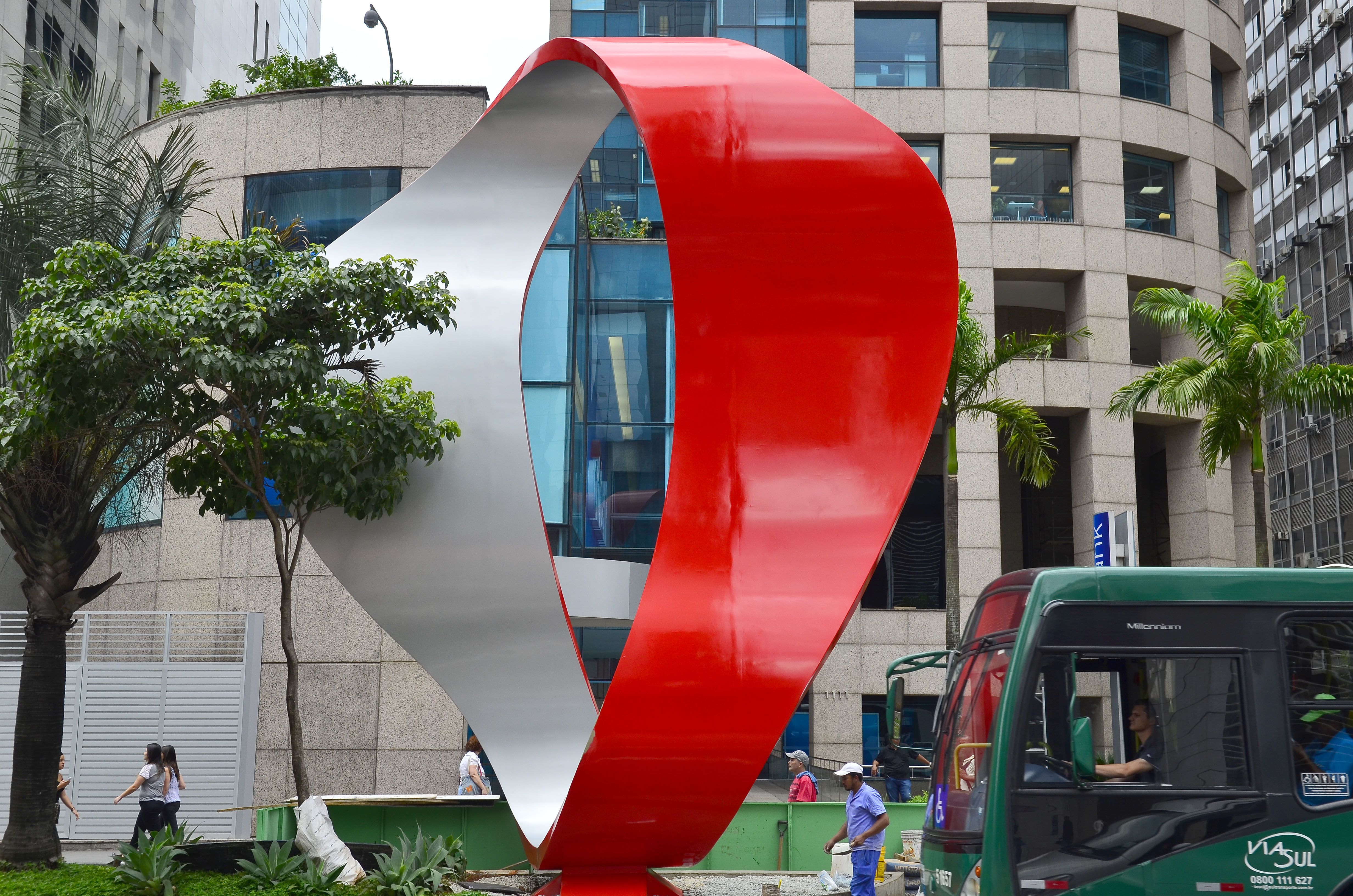 Escultura da artista plástica Tomie Ohtake instalada na altura do número 1111 da Avenida Paulista / Rovena Rosa/Agência Brasil