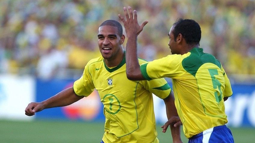 Adriano comemorando gol pelo Brasil em 2004 / Divulgação/ CBF