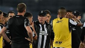 John Textor conversa com jogadores do Botafogo após derrota para o Palmeiras