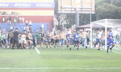 Cenas da briga entre torcedores de Coritiba e Cruzeiro