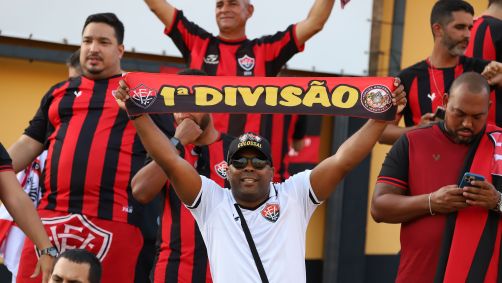 Torcedor do Vitória levanta faixa em comemoração pelo acesso à Série A
