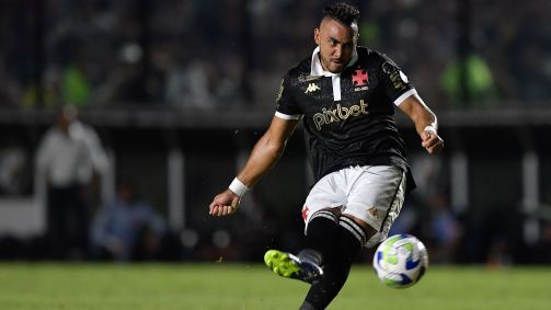 Payet cobra a falta que deu a vitória ao Vasco sobre o América-MG nos minutos finais