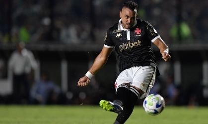 Payet cobra a falta que deu a vitória ao Vasco sobre o América-MG nos minutos finais