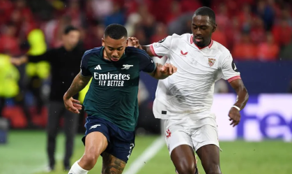 Gabriel Jesus em jogo contra o Sevilla