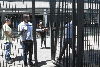 Fechamento de portões na Faculdade Unip, no Jaguaré, na cidade São Paulo, no primeiro dia de prova do Enem 2023