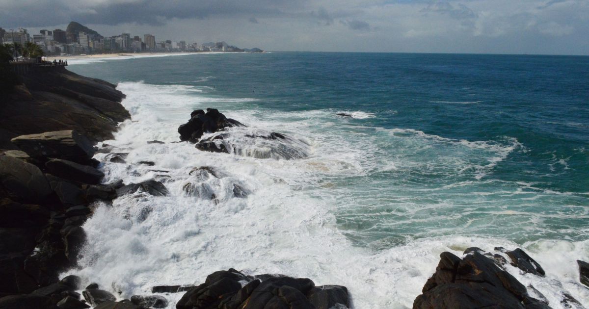 Marinha emite alerta de ressaca e ondas de 3 metros no Rio de Janeiro