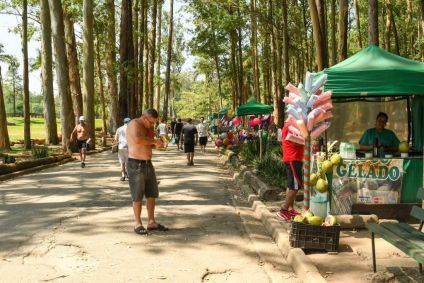 Pessoas aproveitam domingo de calor no Parque do Carmo