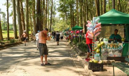 Pessoas aproveitam domingo de calor no Parque do Carmo