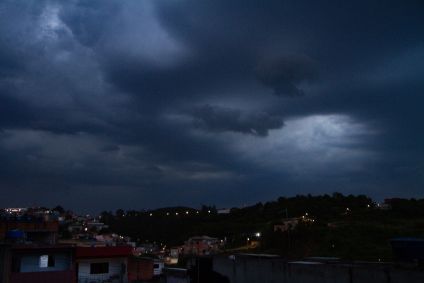 Nuvens encobrem o céu no bairro de Perus, região noroeste da cidade de São Paulo, no início de noite desta quarta-feira (15)