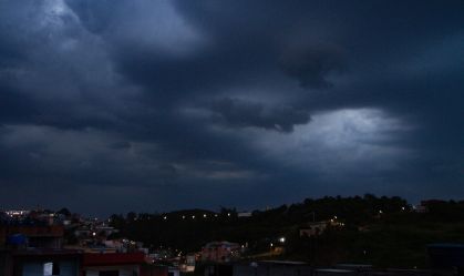 Nuvens encobrem o céu no bairro de Perus, região noroeste da cidade de São Paulo, no início de noite desta quarta-feira (15)