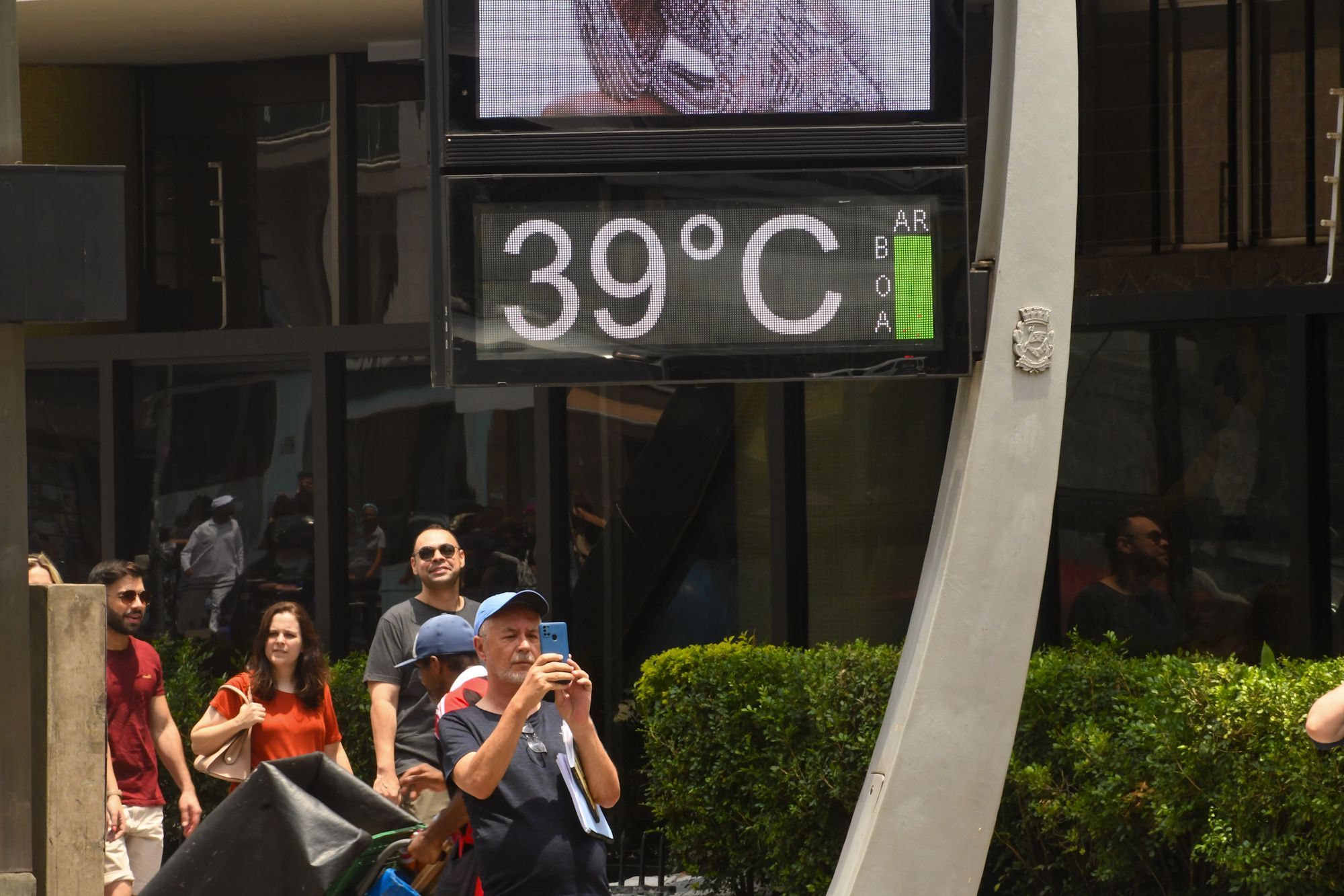 Cidade de São Paulo registrou mais um dia de altas temperaturas; previsão é de chuva e ventos fortes para o fim de semana