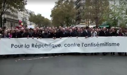 Manifestantes em ato contra antissemitismo na França.