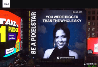 Fãs da Taylor Swift fazem homenagem para Ana Benevides na Times Square