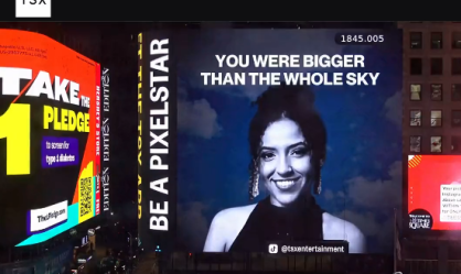 Fãs da Taylor Swift fazem homenagem para Ana Benevides na Times Square