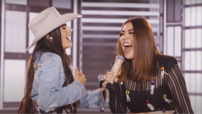 Ana Castela e Naiara Azevedo no videoclipe de Palhaça