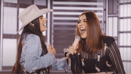 Ana Castela e Naiara Azevedo no videoclipe de Palhaça
