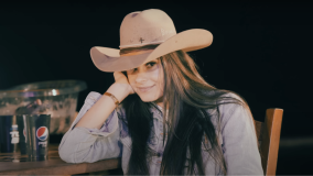Ana Castela no videoclipe de Nosso Quadro