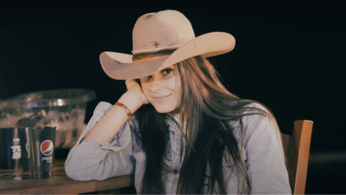 Ana Castela no videoclipe de Nosso Quadro